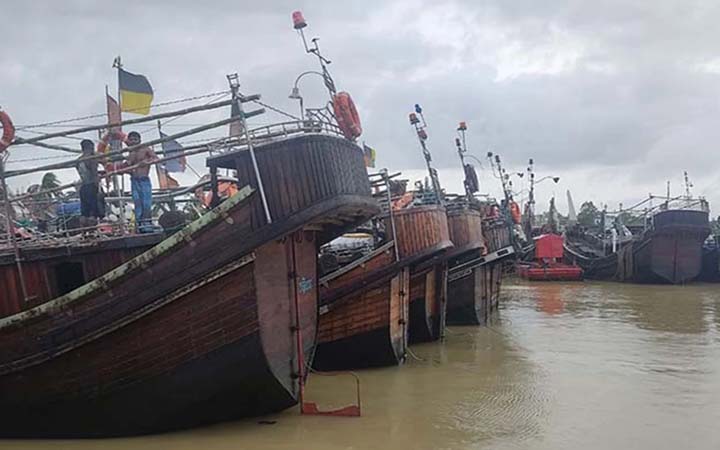 ৩ দিন সমুদ্রে ভাসতে থাকা ৮ জেলেকে উদ্ধার